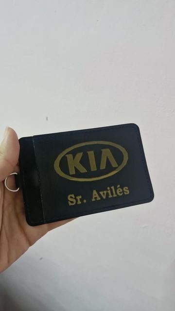 Tarjetero negro grabado con logo KIA y nombre