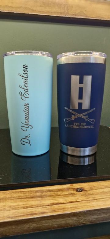 Vasos con logo y nombre profesional