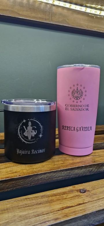 Vasos negro y rosado con escudo institucional y nombres